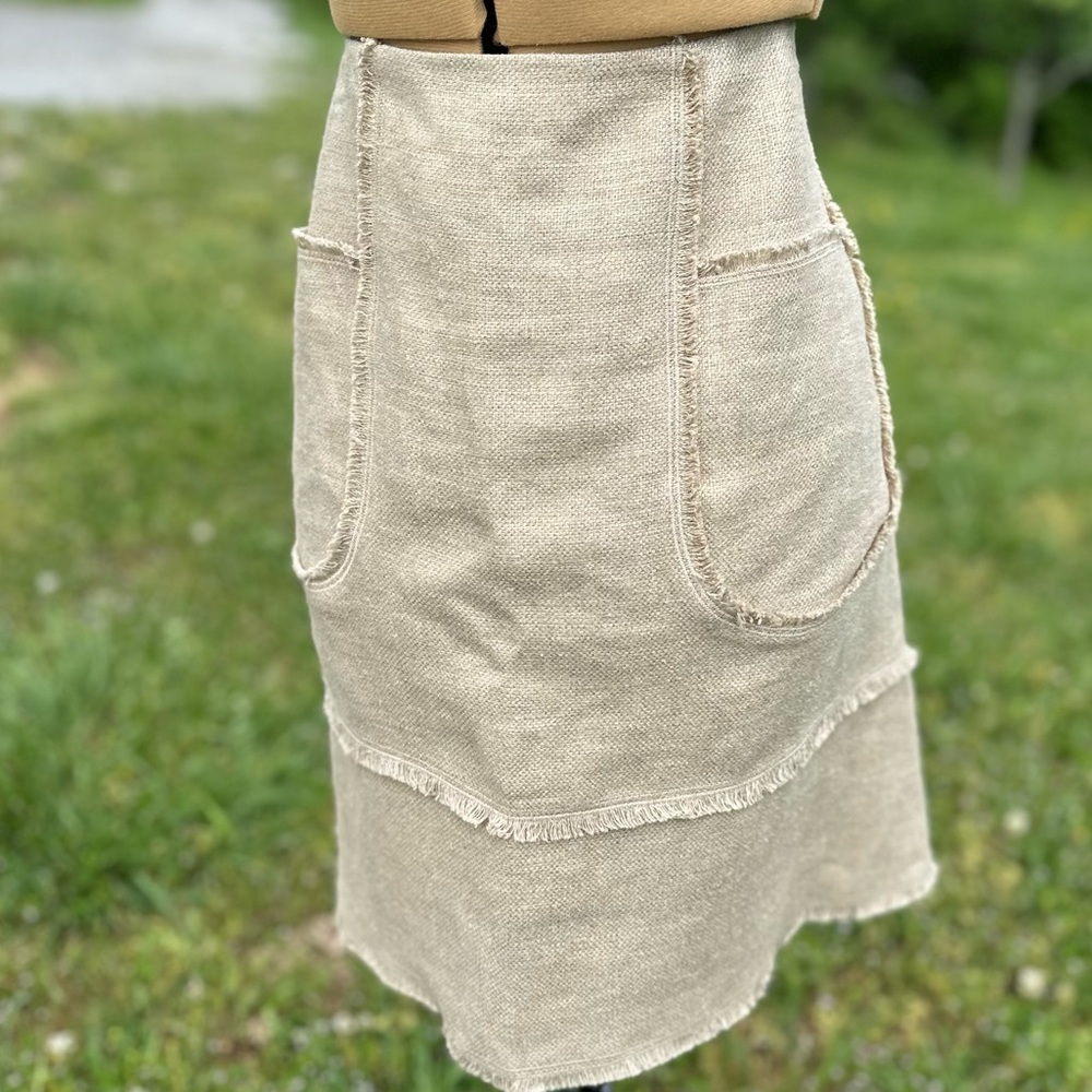 Oscar de le Renta skirt. Saks Fifth Avenue. Soft burlap. Frayed hem. Size 10 - Picture 3 of 9